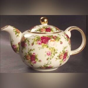 ROYAL ALBERT OLD COUNTRY TEAPOT- ROSES CLASSIC III VINTAGE FINE CHINA 1999